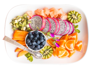 Ensaladas de verano de fruta y cítricos con pitaya o fruit dragon
