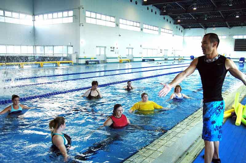 ejercicios-para-hacer-en-la-piscina-grupo