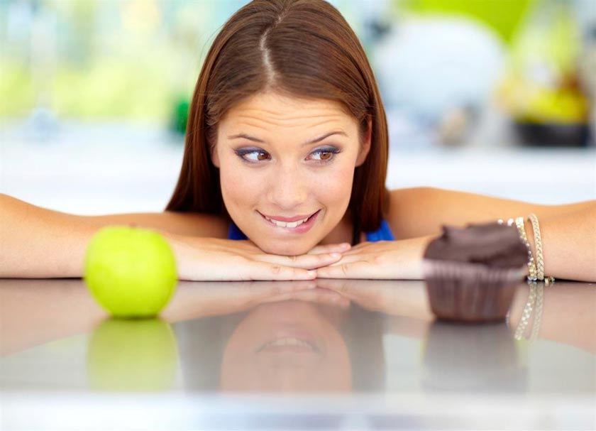 chica-mirando-muffin-manzana-antojos