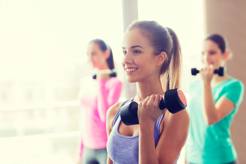 chicas-haciendo-ejercicio-mancuernas