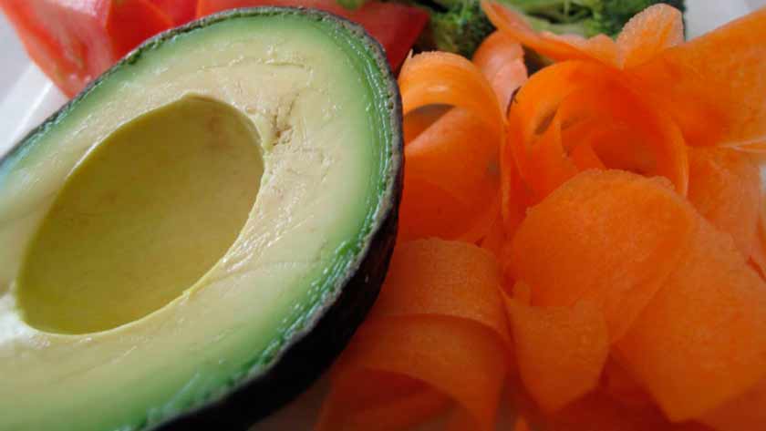 Aguacate con tomate y zanahoria