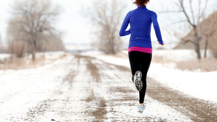 chica corriendo por la nieve