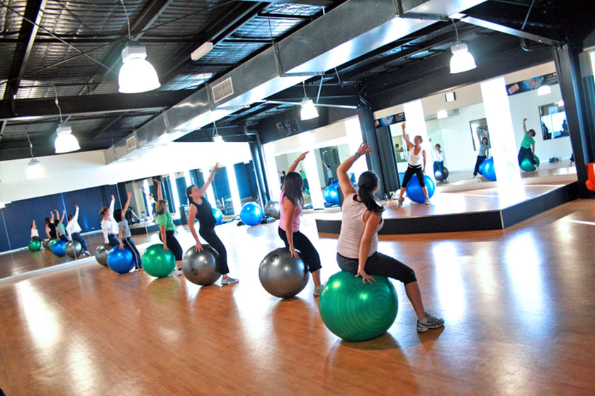 Clase de fitball en el gimnasio.