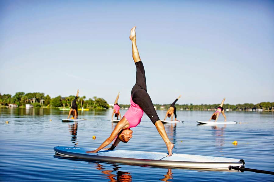 chica-haciendo-surf-yoga