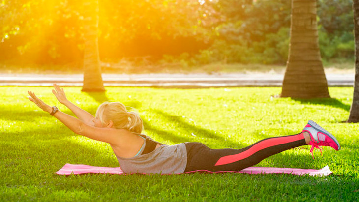 mujer haciendo deporte en el parque