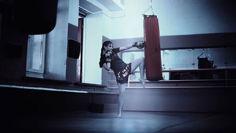 boxeo-para-mujeres-chica-golpeando