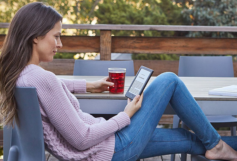 chica fitness leyendo con el nuevo e-reader kindle