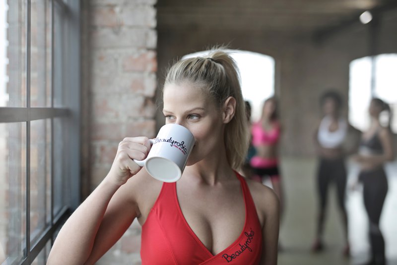 correr-con-calor-chica-bebiendo