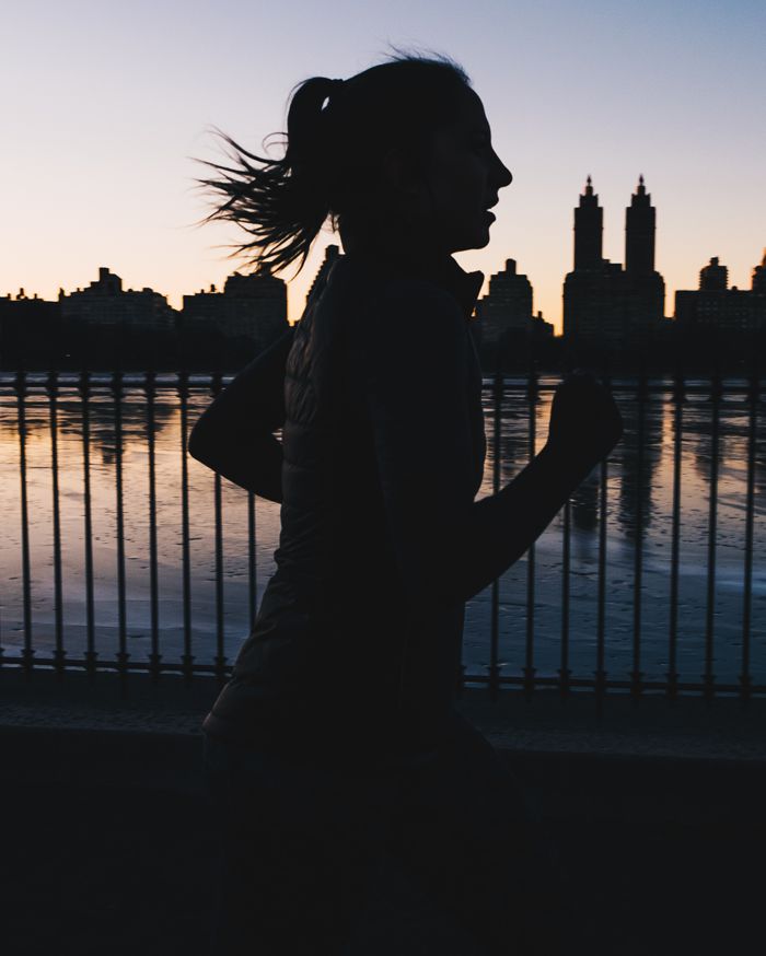 correr-con-calor-chica-corriendo-atardecer