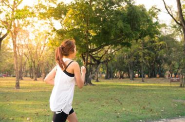 correr-con-calor-chica-corriendo-bosque