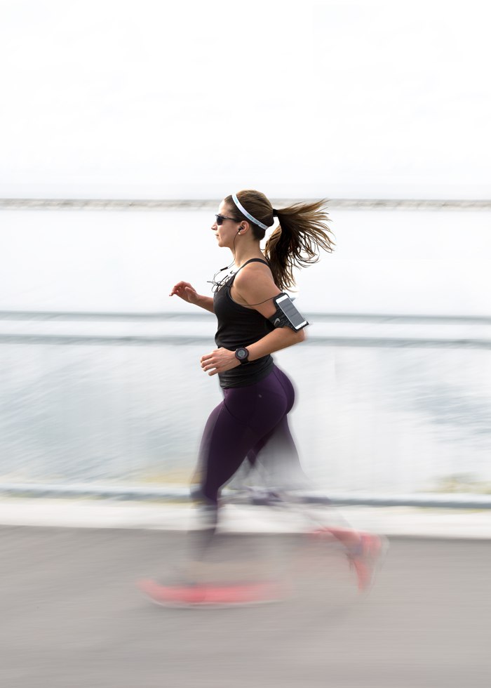 correr-con-calor-chica-corriendo