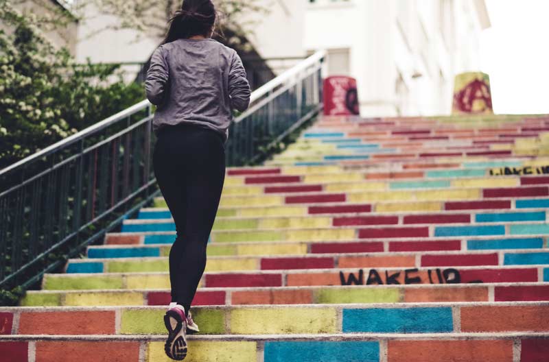 correr-en-invierno-chica-escaleras