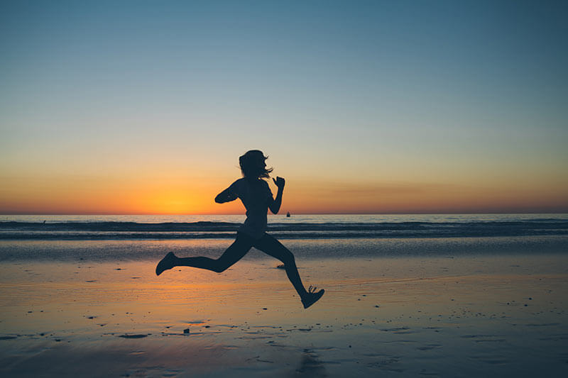 Consejos para correr por la playa sin cansarte antes de tiempo