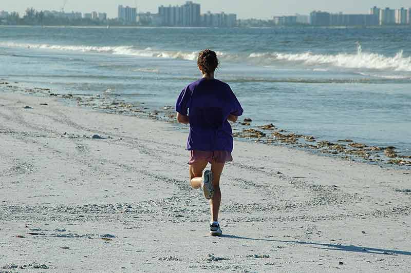 correr-por-la-playa-running