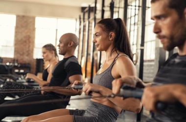 dieta-para-perder-grasa-ganar-musuclo-mujer-remo-gimnasio