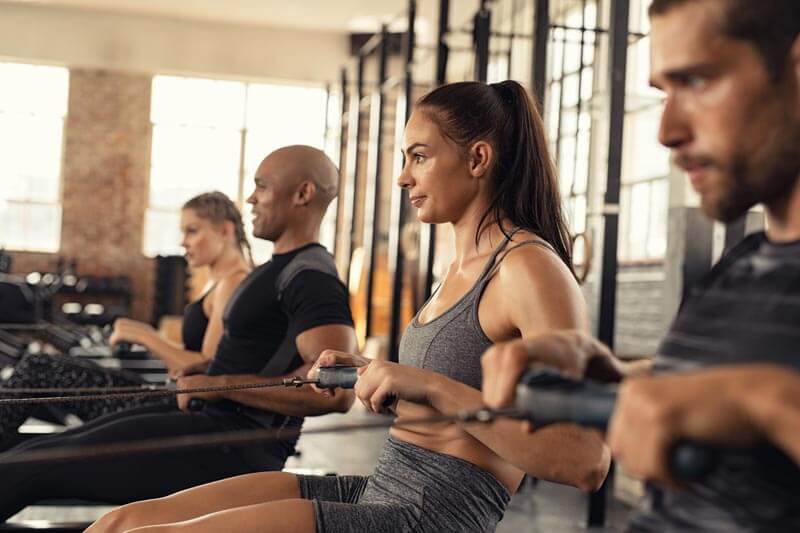 dieta-para-perder-grasa-ganar-musuclo-mujer-remo-gimnasio