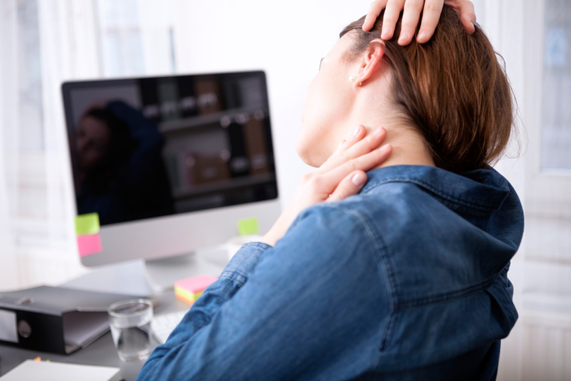 mujer sentada dolor cuello