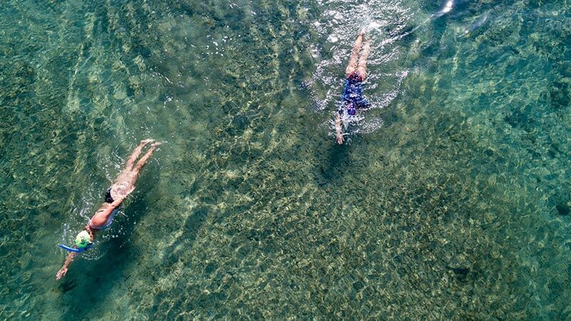 ejercicios-de-bajo-impacto-mujeres-nadando-en-el-mar