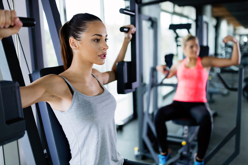 ejercicios pecho mujer gimnasio