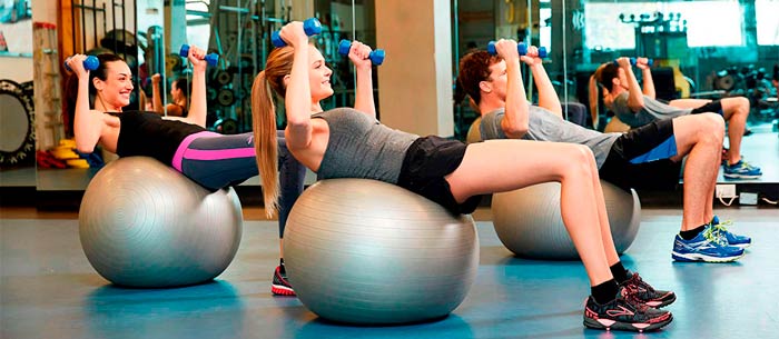 chicas entrenando en sala del gimnasio