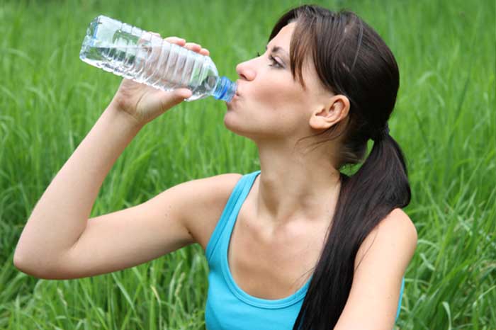 beber agua para hidratarse después de las fiestas navideñas