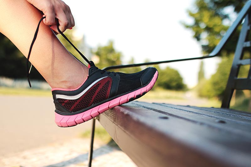 rutina-ejercicios-para-mujeres-zapatilla-deporte