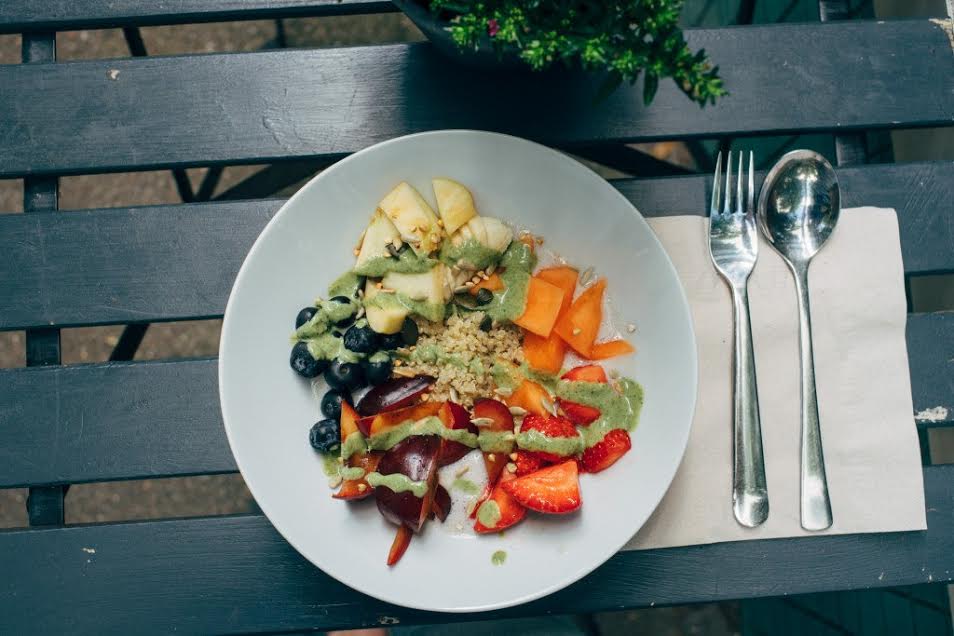 Ensalada de verano de fruta y quinoa