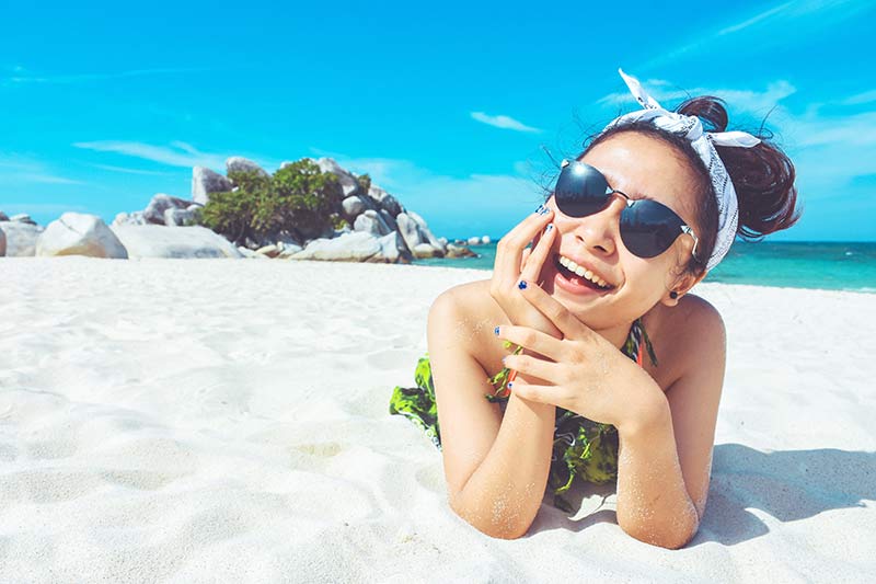 vitamina-c-en-verano-chica-tomando-sol